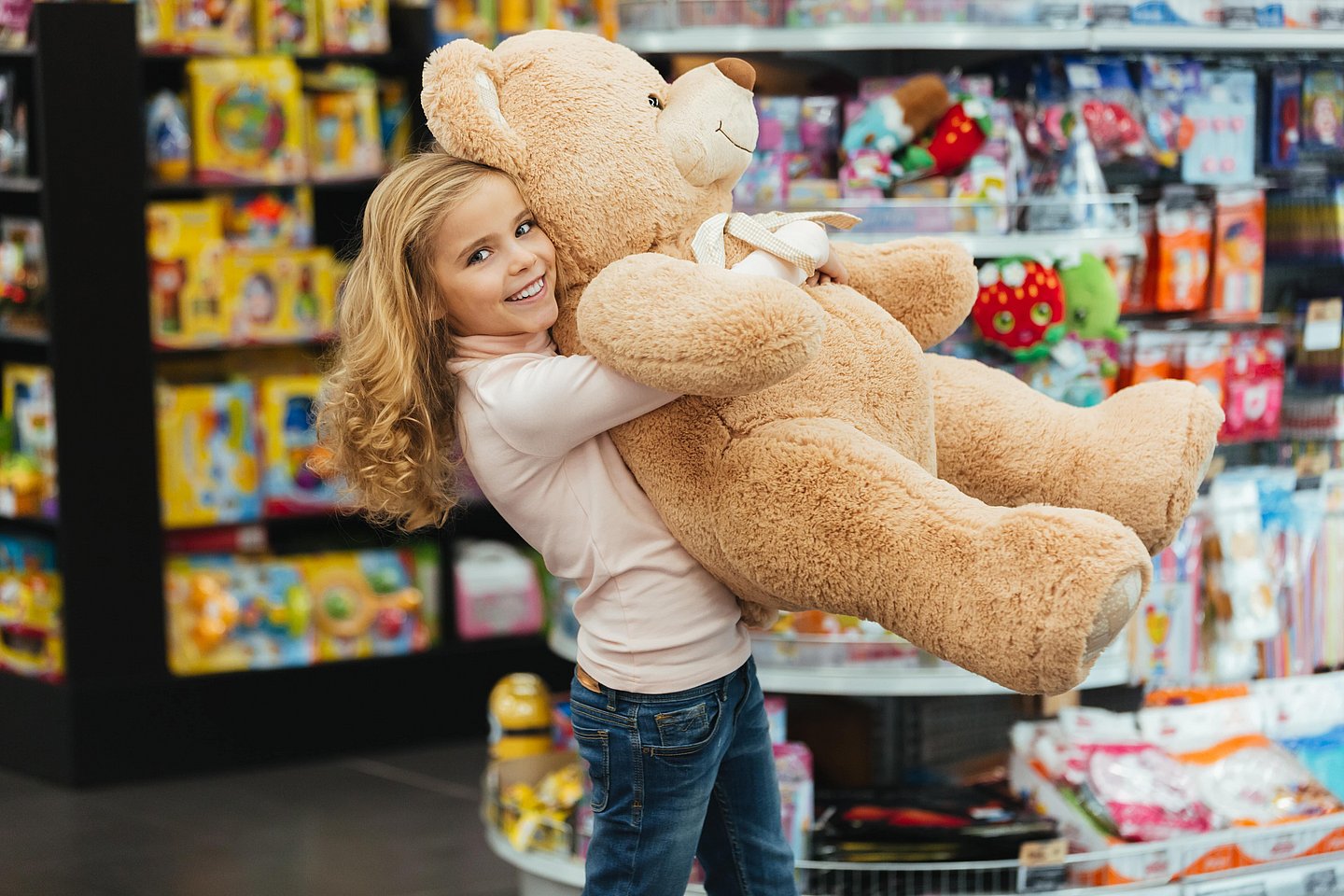 Raben for FMCG nonfood A little girl and a toy bear
